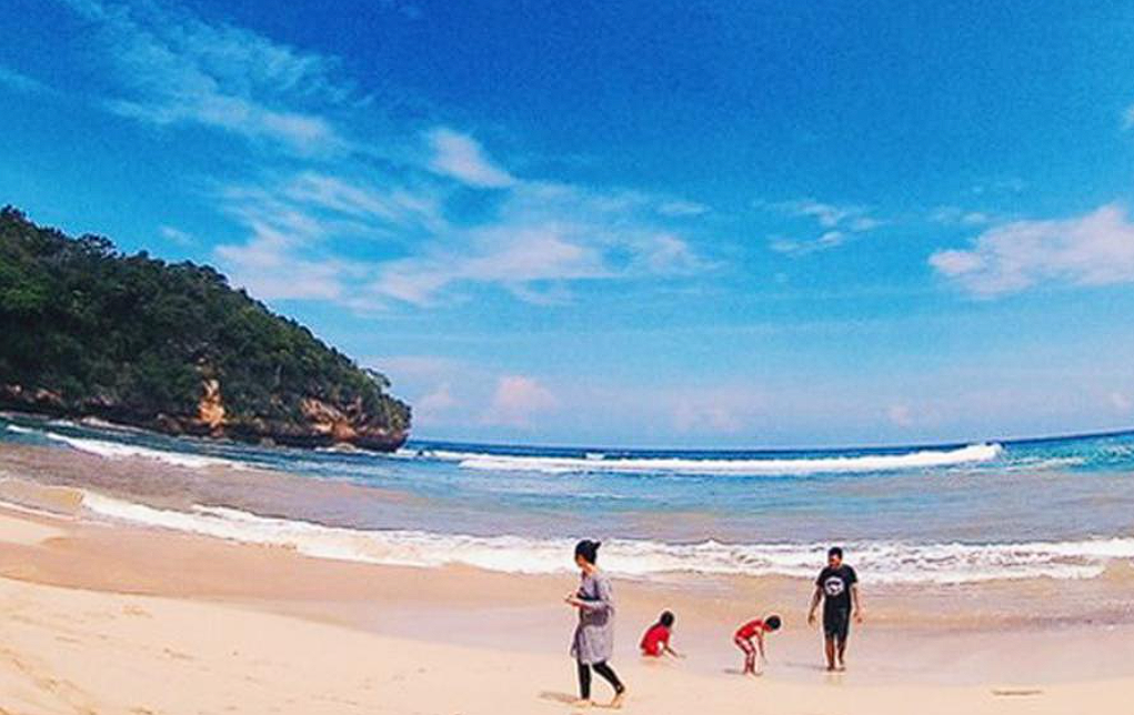 pantai bulan madu di malang